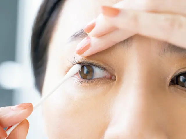 【メイク落とし】アイラインはウォータープルーフ、マスカラはお湯落ちのときは、綿棒にポイントメイクリムーバーをつけてアイラインを先に落とす
