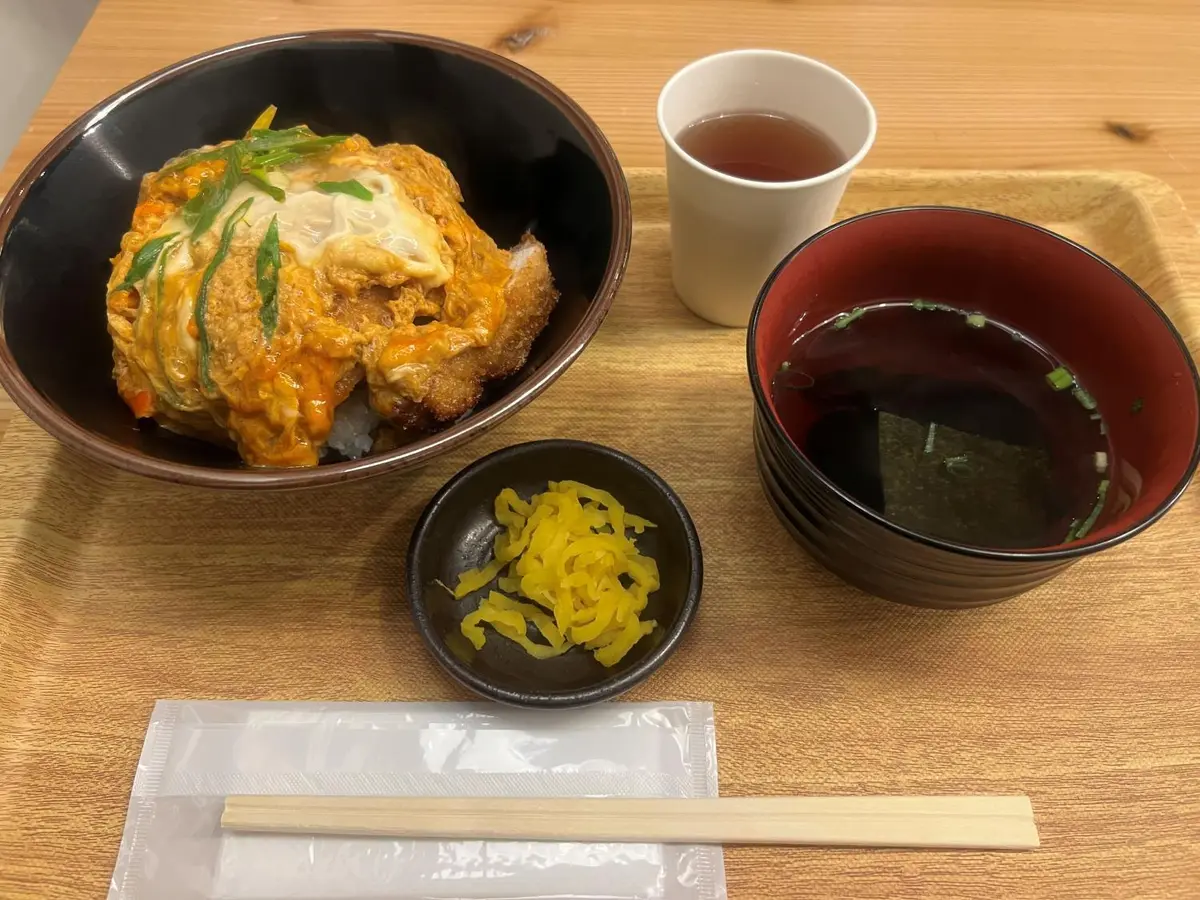 OurAge×Webエクラ　昼食はカツ丼。２日間とも同じお店で食べています。
