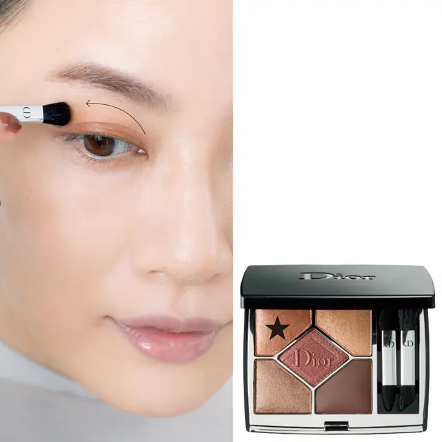 サーモンベージュをアイホールにのせる