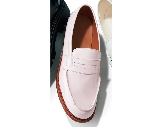 タイムレスな一足は、つやめくパテントと淡いピンクが華やかでキャッチー。 靴￥121,000／ジェイエムウエストン 青山店（ジェイエムウエストン）