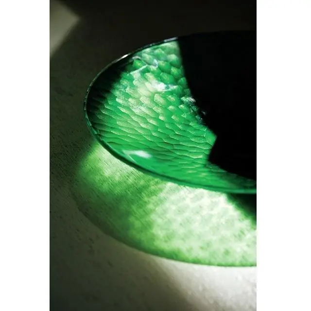 オリーブカットの皿。バランスを見ながら削るため、ひとつひとつの模様は不規則ながら、全体的に見ると整った印象に。