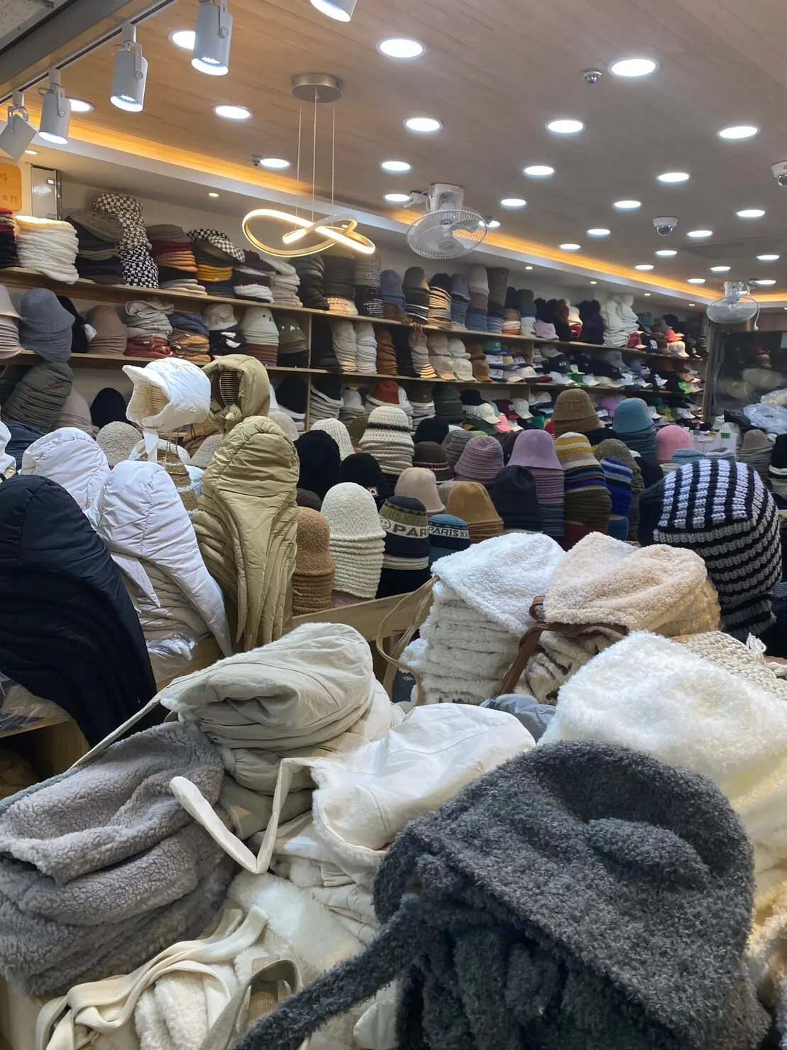 まさに、業者さん向けの卸売り店がたくさん。