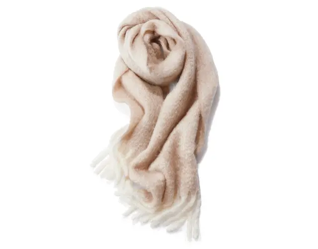 表面にニュアンスのあるモヘア混素材。太めのフリンジがカジュアルなムードを添える。￥38,500／スロー