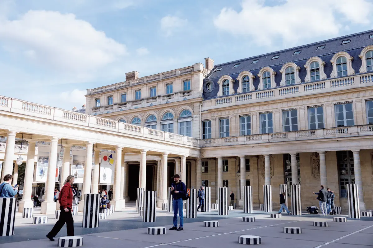 パリ「パレ・ロワイヤル」　おしゃれマダムのリアルなお出かけスタイルをチェック【海外ファッションSNAP】