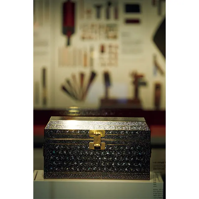 高麗時代の螺鈿漆器の中で  も最も優れた「螺ナ鈿ジョン經ギョン函ハム」を無形文化財の職人4人が分業で再現。 