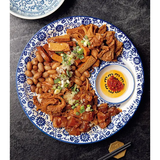 元祖黑武士オーナーから引き継いだ台湾煮込み「滷味」。