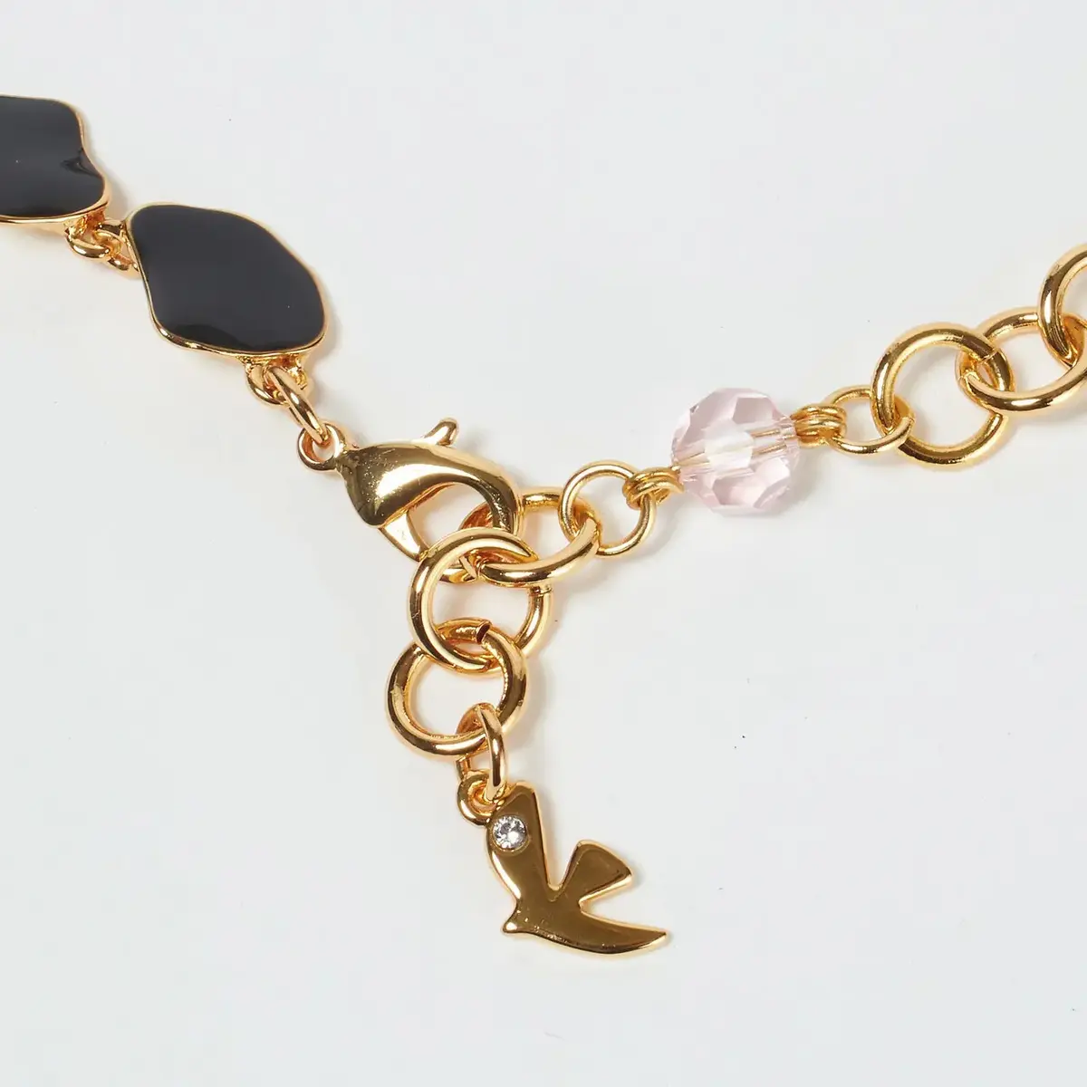 表裏でカラーも印象も変わるサプライズが楽しいネックレス