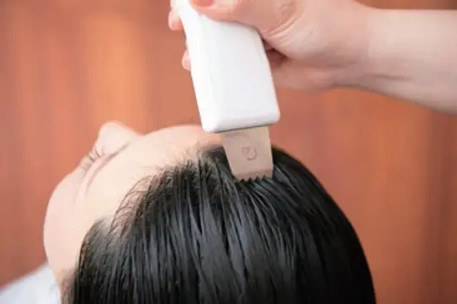 敏感肌にも対応するチタン性ヘッドを使い、ウォーターピーリング。超音波で水を微細化し、不純物を徹底的に除去。