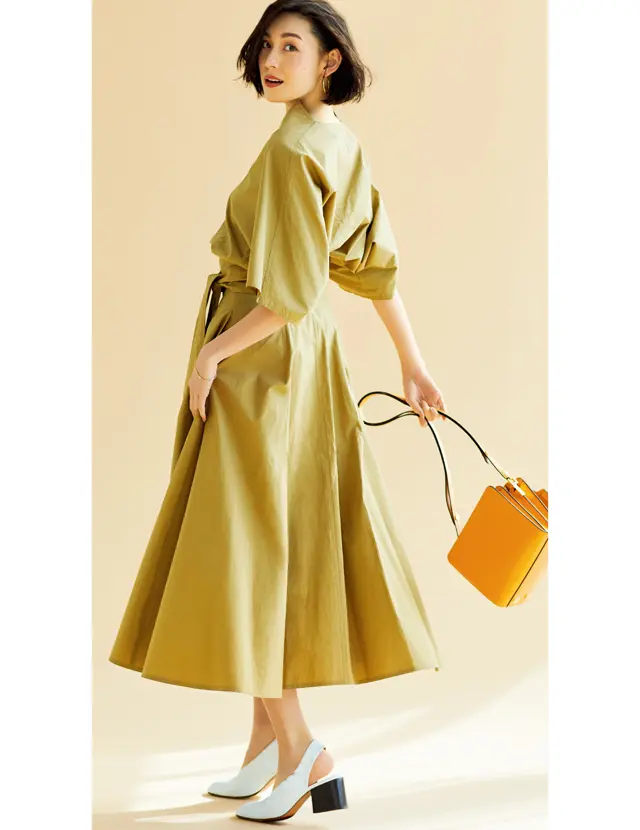 マルニのバックベルトシューズとナチュラルベージュコーデのLIZA