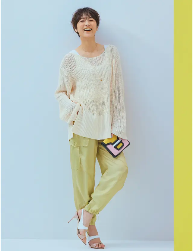 アスペジのイエローのパンツの富岡佳子