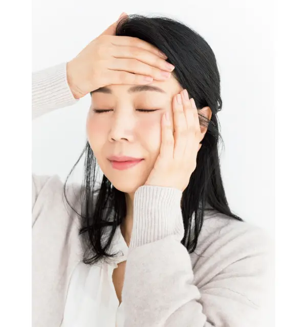 手で肌に化粧品を入れ込む水井真理子