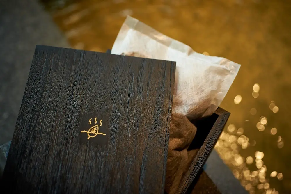 大和当帰の葉をはじめとする数種類の和漢植物が入った袋