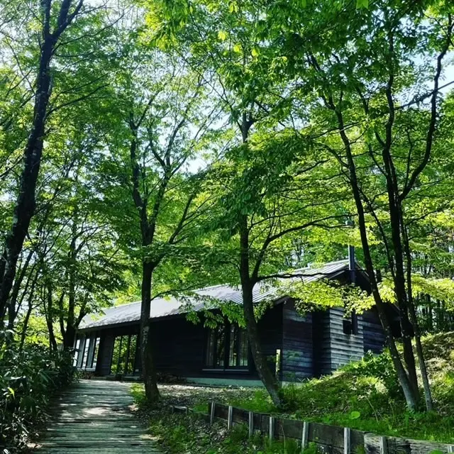 富山県のワイナリー「セイズファーム」のショップやレストランがある建物