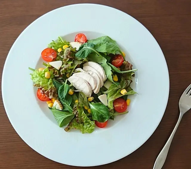 手作りハムやリコッタサラータをトッピングしたグリーンサラダ