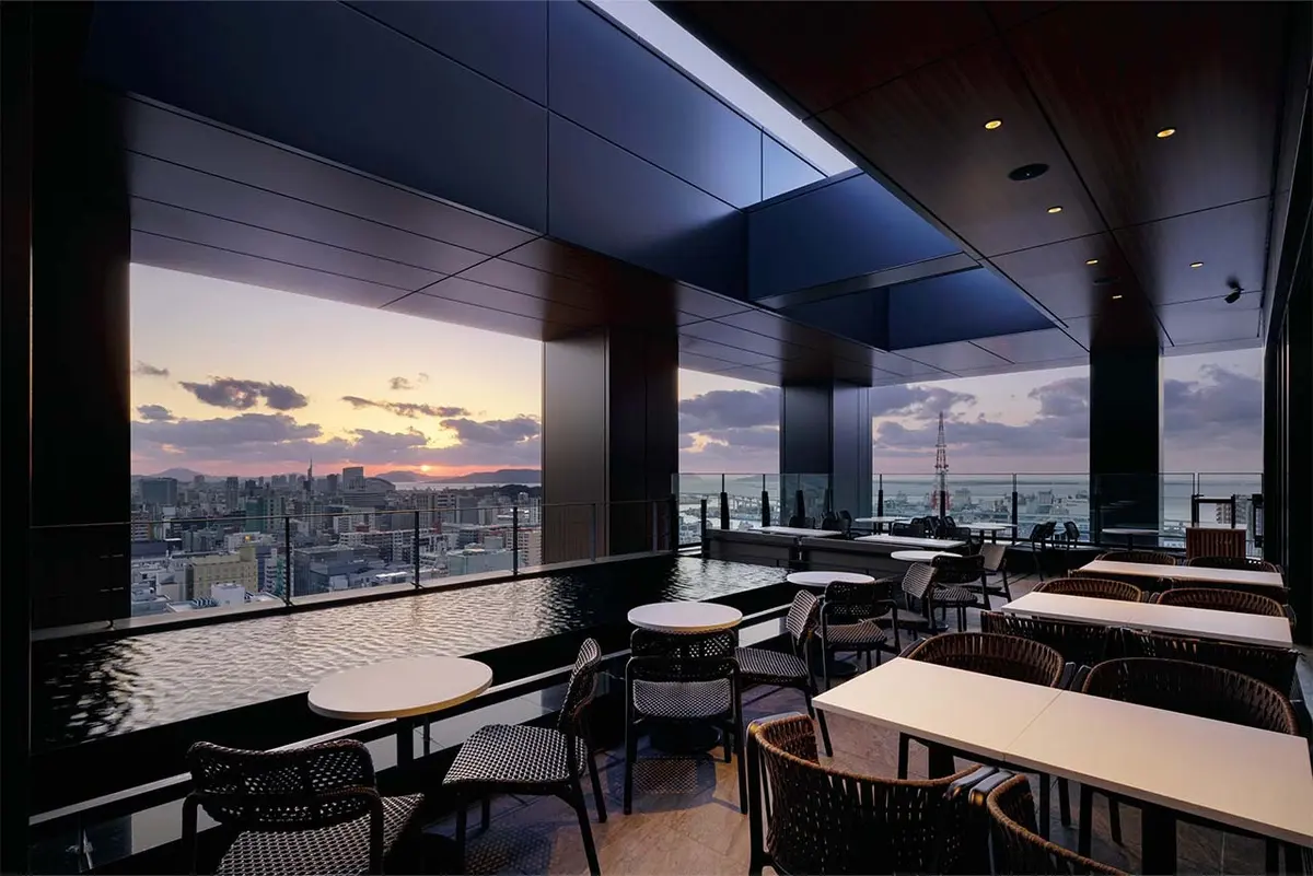 最上階19階にある屋内 と屋外のカフェ＆バー「THE ROOF」。博 多湾を望むサンセットや夜景も美しい