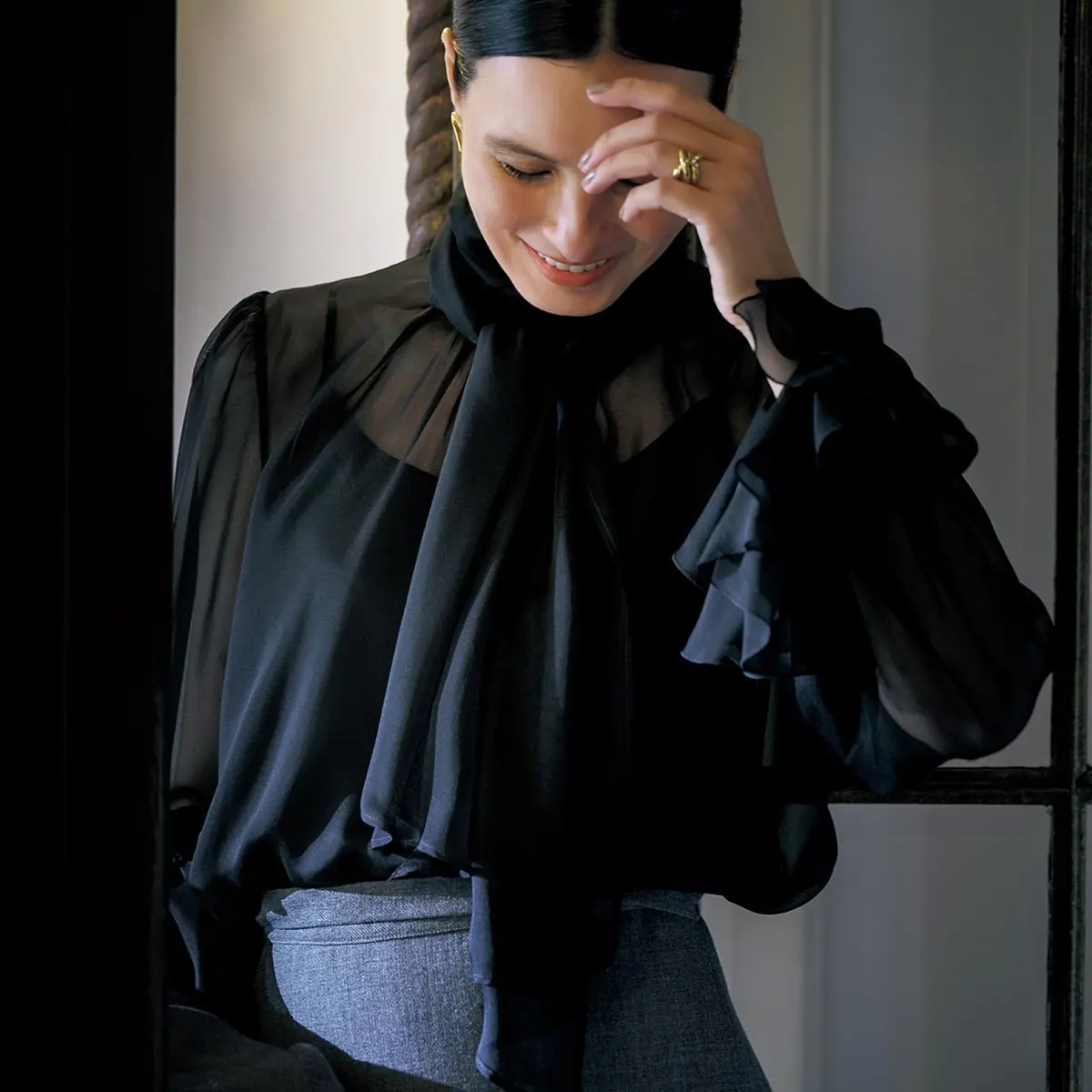 揺れるボウタイ、ラッフルの袖口…… 　　甘美なディテールを現代的に魅せる、 「シアーな黒」の粋な駆け引き