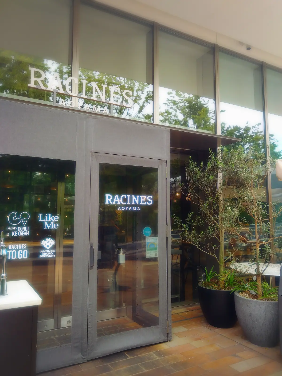 ののあおやま『ラシーヌ青山』エントランス