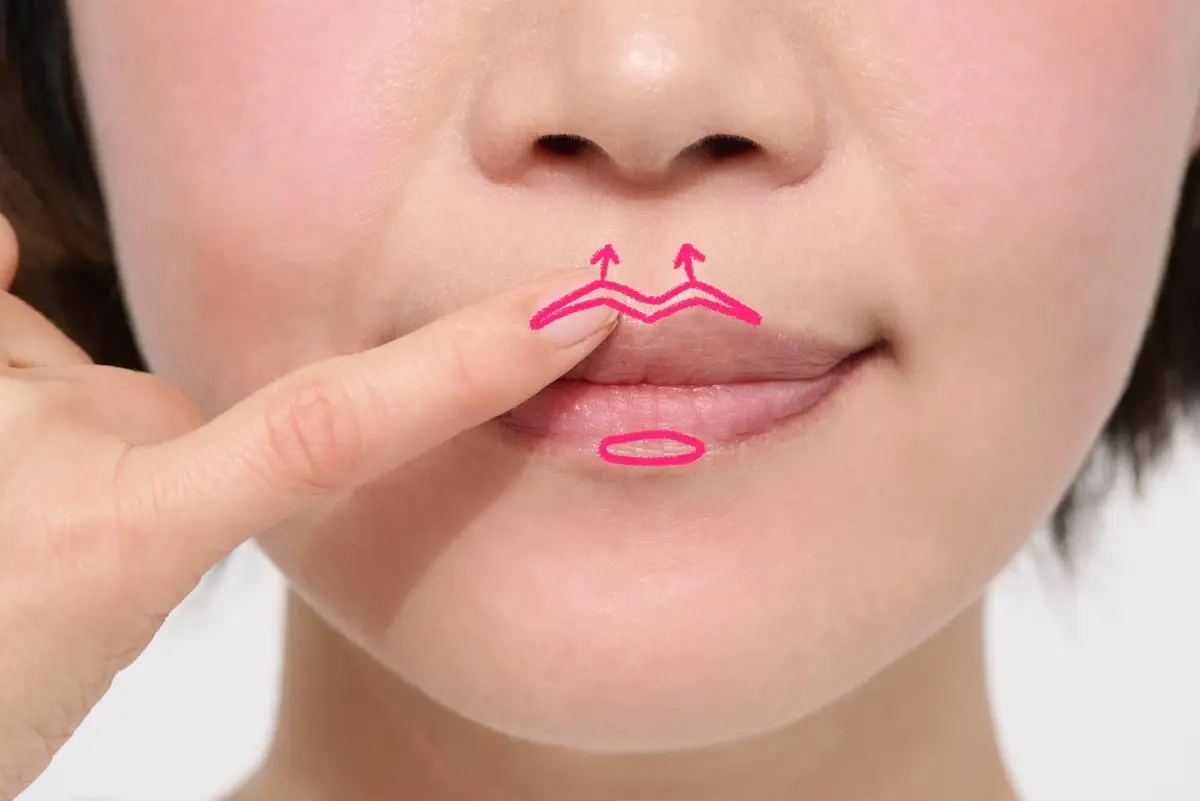 OurAge×Webエクラ　ハイライト　入れ方　唇をふっくら見せ、「人中」を短縮する効果が