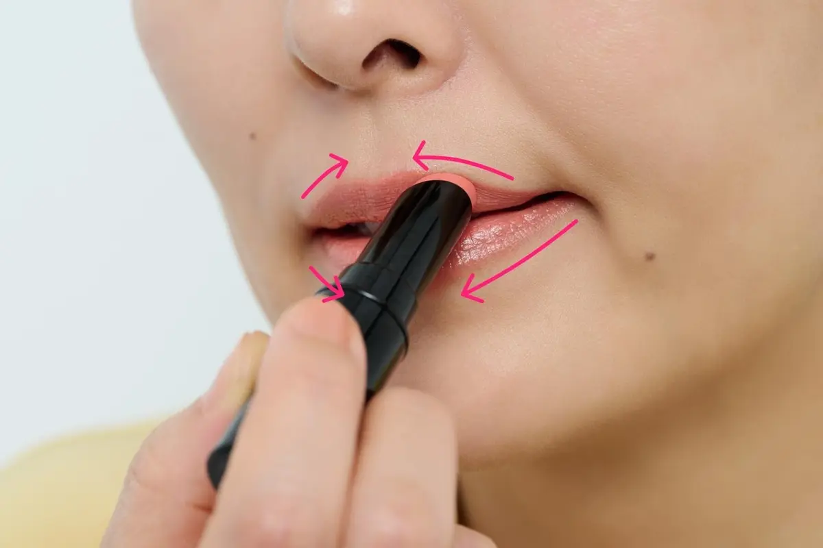 OurAge×Webエクラ　コーラルリップ　塗り方　口角から唇中央に向かってリップを塗る