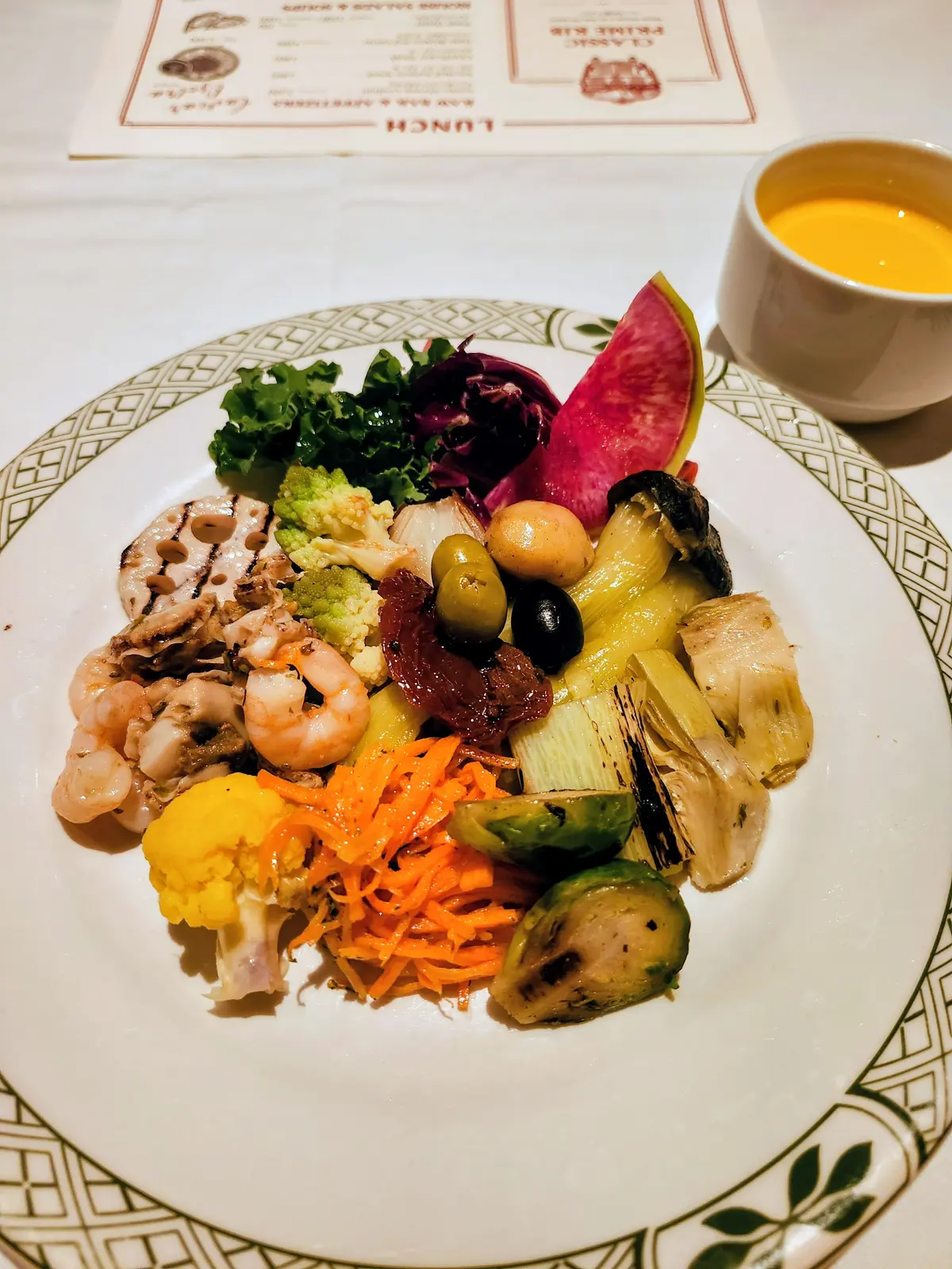 恵比寿ランチ、ウェスティンホテル東京、クリスマスツリー、恵比寿ガーデンプレイス、バカラ、シャンデリア、40代ファッション、ローストビーフ、ロウリーズ・ザ・プライムリブ、イルミネーション、サラダビュッフェ、デザートビュッフェ