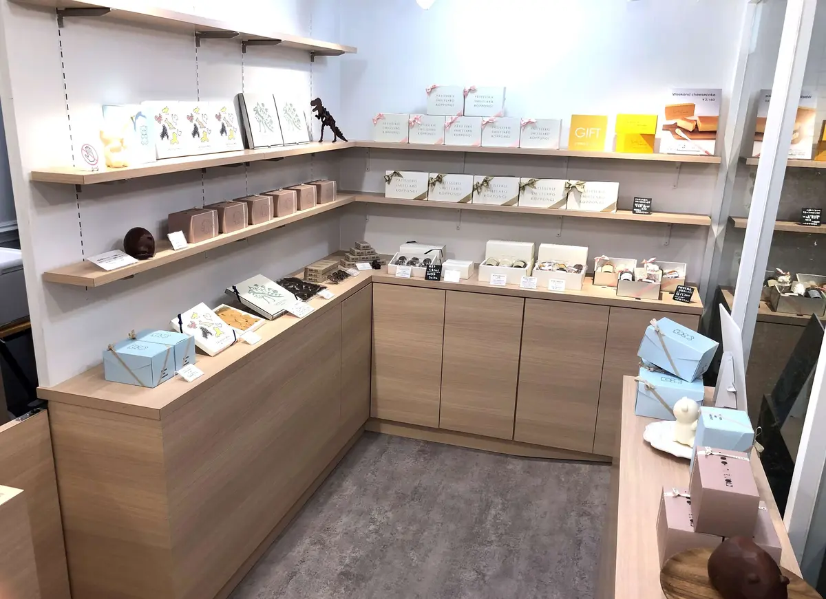 SMILELABO。スマイルラボ。PATISSERIE SMILELABO ROPPONGI。パティスリー スマイルラボ 六本木。模型チョコ。恐竜チョコ。白くまチョコ。くまチョコ。動物型チョコ。チョコレート細工。店内。