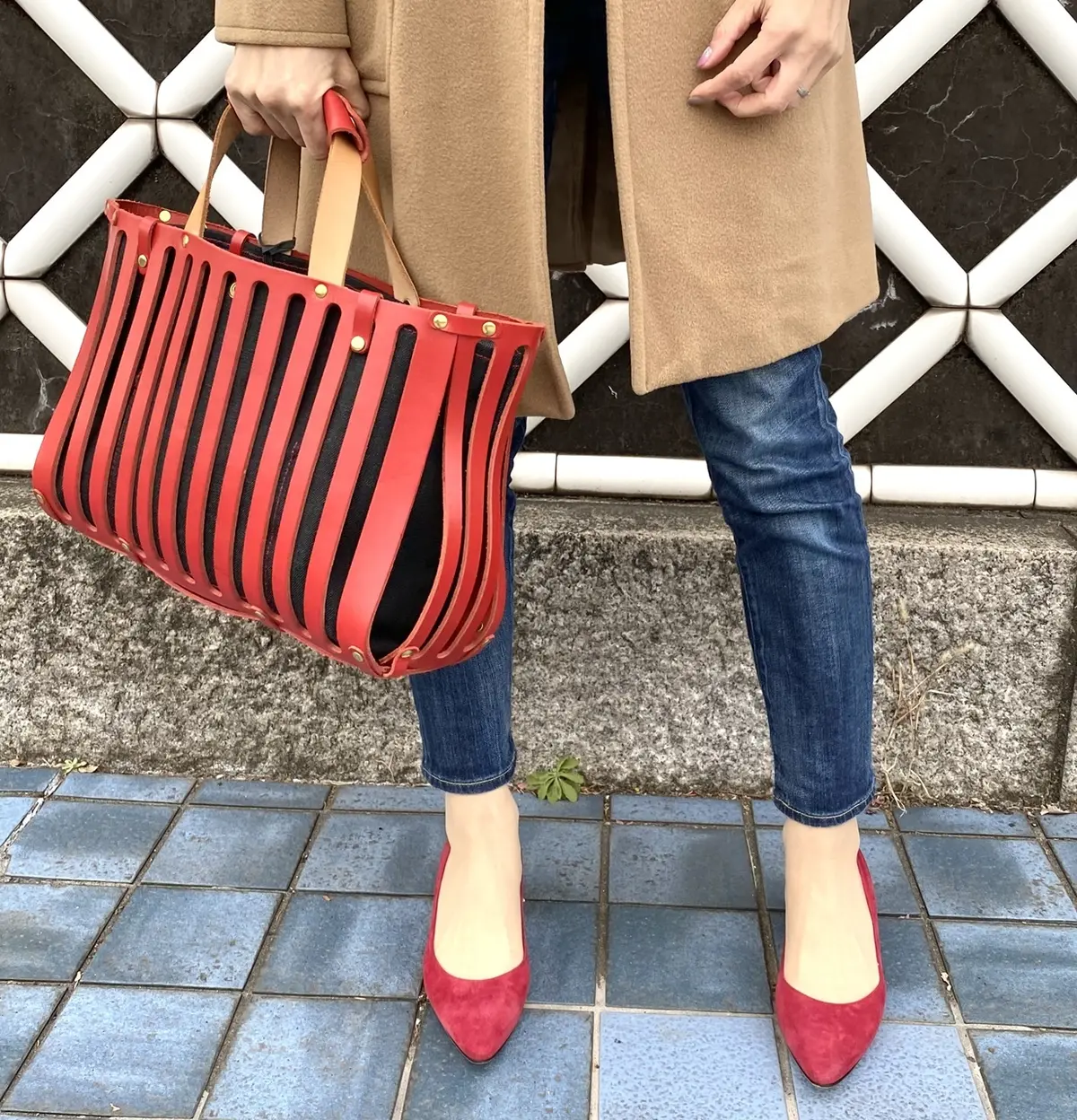 赤のバッグとシューズ