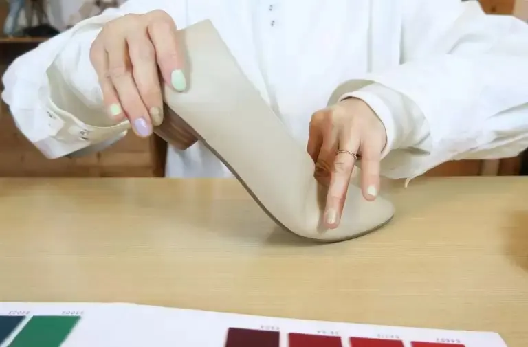 enchanted 【HAPPY PLUS STORE別注】本革ソフトレザーVカットバブーシュ ￥12,980（税込）