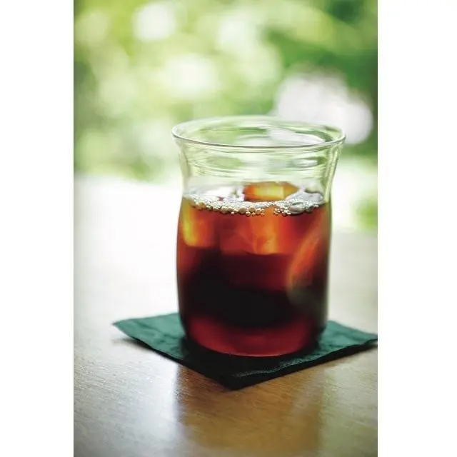 食後のアイスコーヒーも鈴木さんの「ペコペココップ」で出される。表面のでこぼこが手に絶妙にフィット。