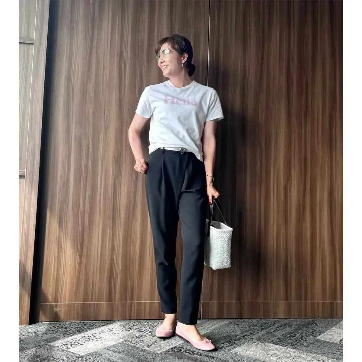 引き締め効果もばっちり！晩夏に活躍する50代の「黒パンツコーデ」5選