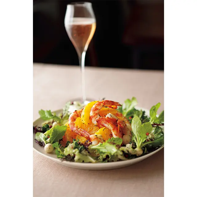 出会いものの海老とオレンジ、贅沢なおいしさの春サラダで乾杯！