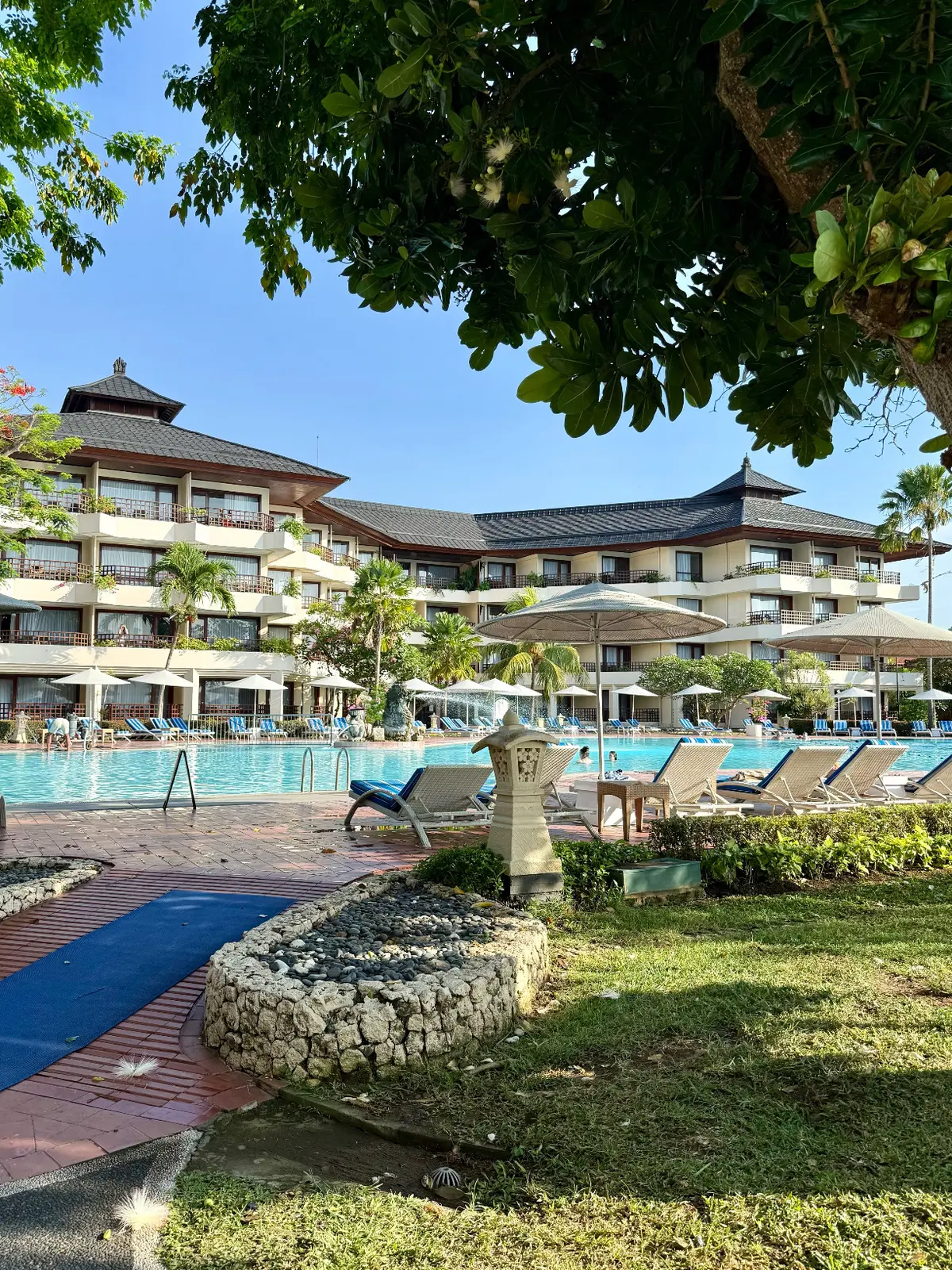 バリ島　サヌール　50代夫婦旅行　BALI 　プラマサヌールビーチホテル　PRAMA SANUR BEACH BALI　外観　プール