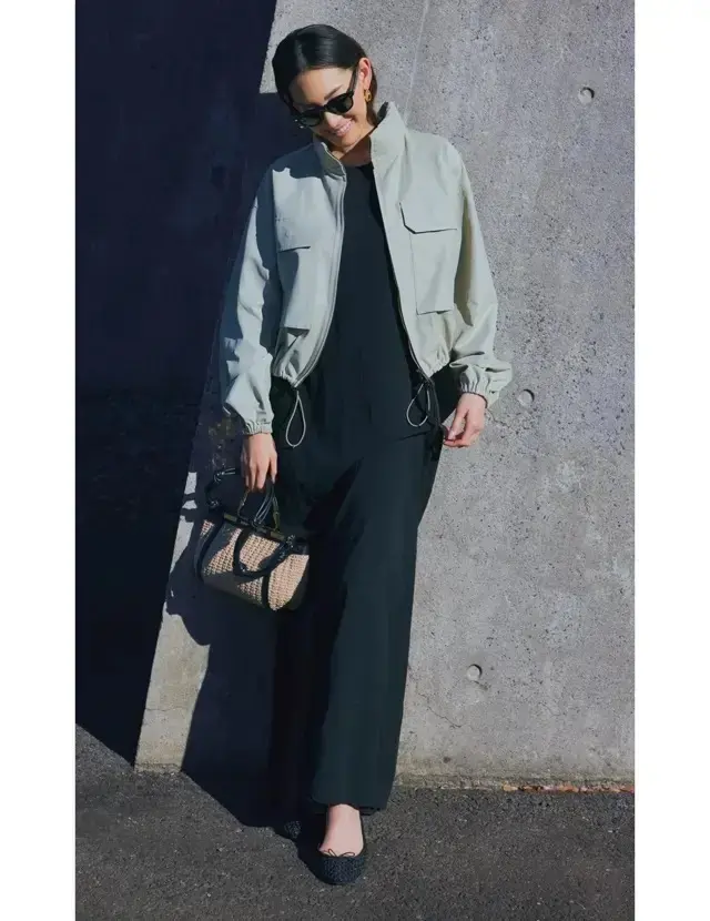 単調になりがちなマキシワンピースでも丈短ブルゾンがリズムをつくり出す