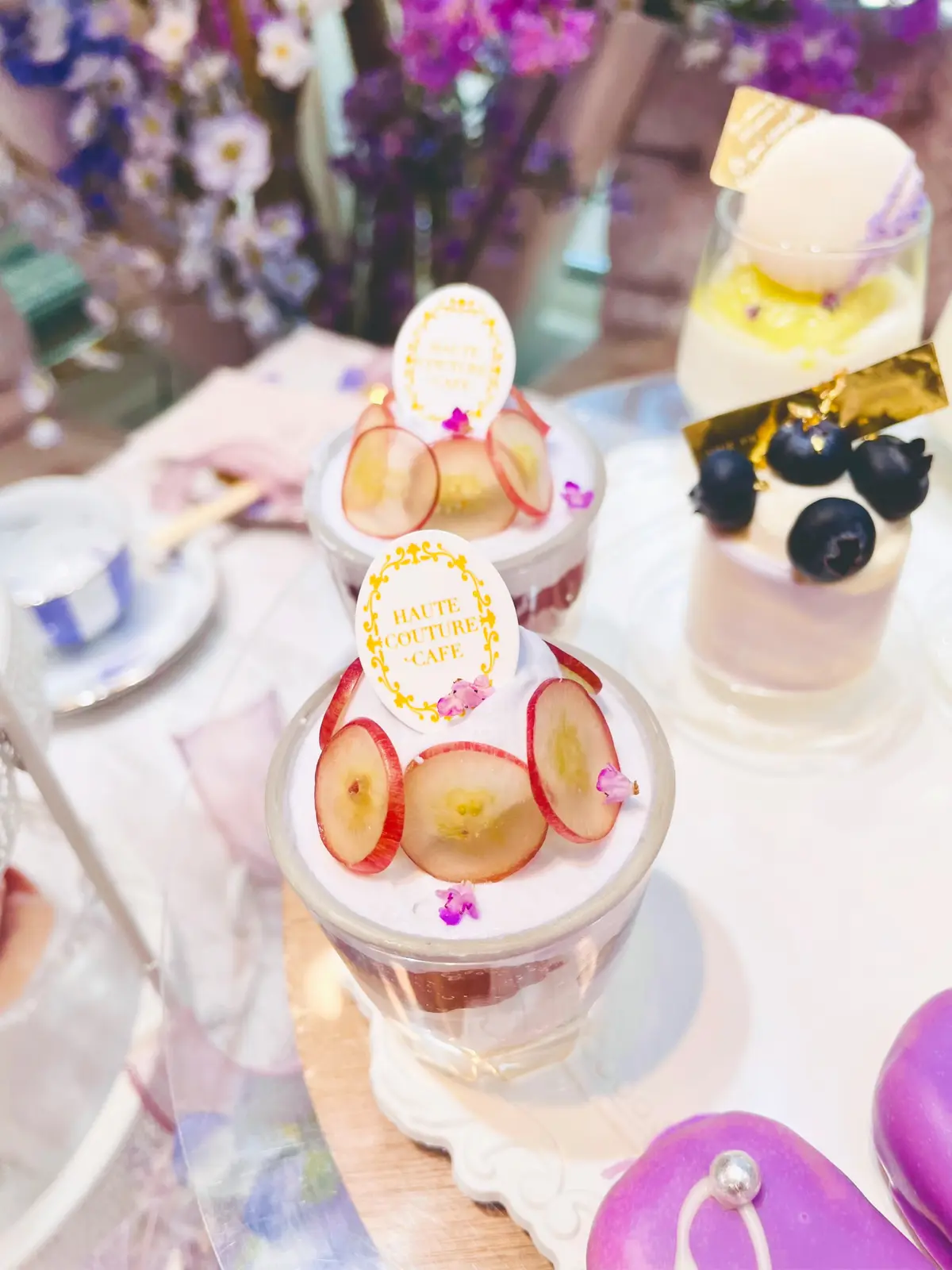 ソファ、テーブル席、Blouse、Skirt、vis、Shoes、shoel mine、スイーツ、パルフェ、パフェ、ケーキ、チョコレート、藤棚、藤、アーティフィシャルフラワー、クロワッサン、スープ、生ハム、オードブル、セイボリー、薄紫、紫色、紫、白、ブラウス、白ブラウス、フリル、フリルブラウス、シースルー、ストライプ、ロングヘア、パープル、purple、カップ、お茶、カフェ、カフェラテ、店内、HAUTE COUTURE • CAFE、HAUTE COUTURE • CAFE表参道、期間限定、Purple Afternoon Tea、オートクチュールカフェ、オートクチュールカフェ表参道、表参道、カフェ、アフタヌーンティー、HAUTE COUTURE CAFE、HAUTE COUTURE CAFE表参道、巨峰、葡萄、ショートケーキ、コップケーキ、カップケーキ