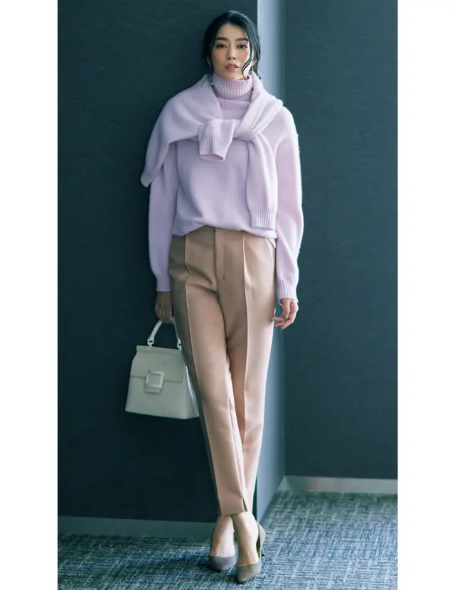ピンクのニットと優しい色みながらすっとした印象のテーパードパンツコーデのゆうき