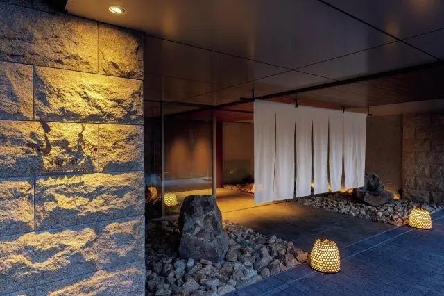 岩を印象的に配したエントランス