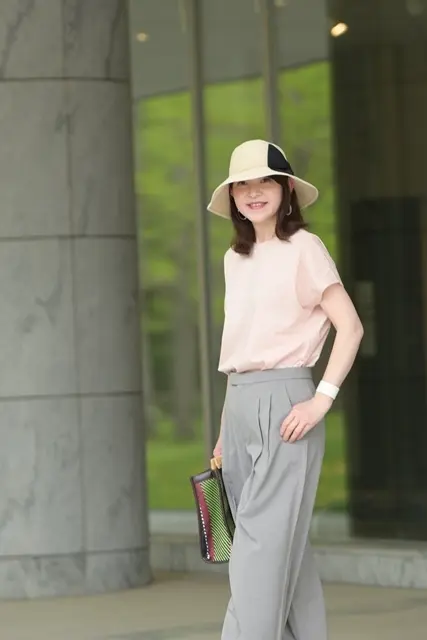 ピンクＴシャツとグレーパンツのコーデ