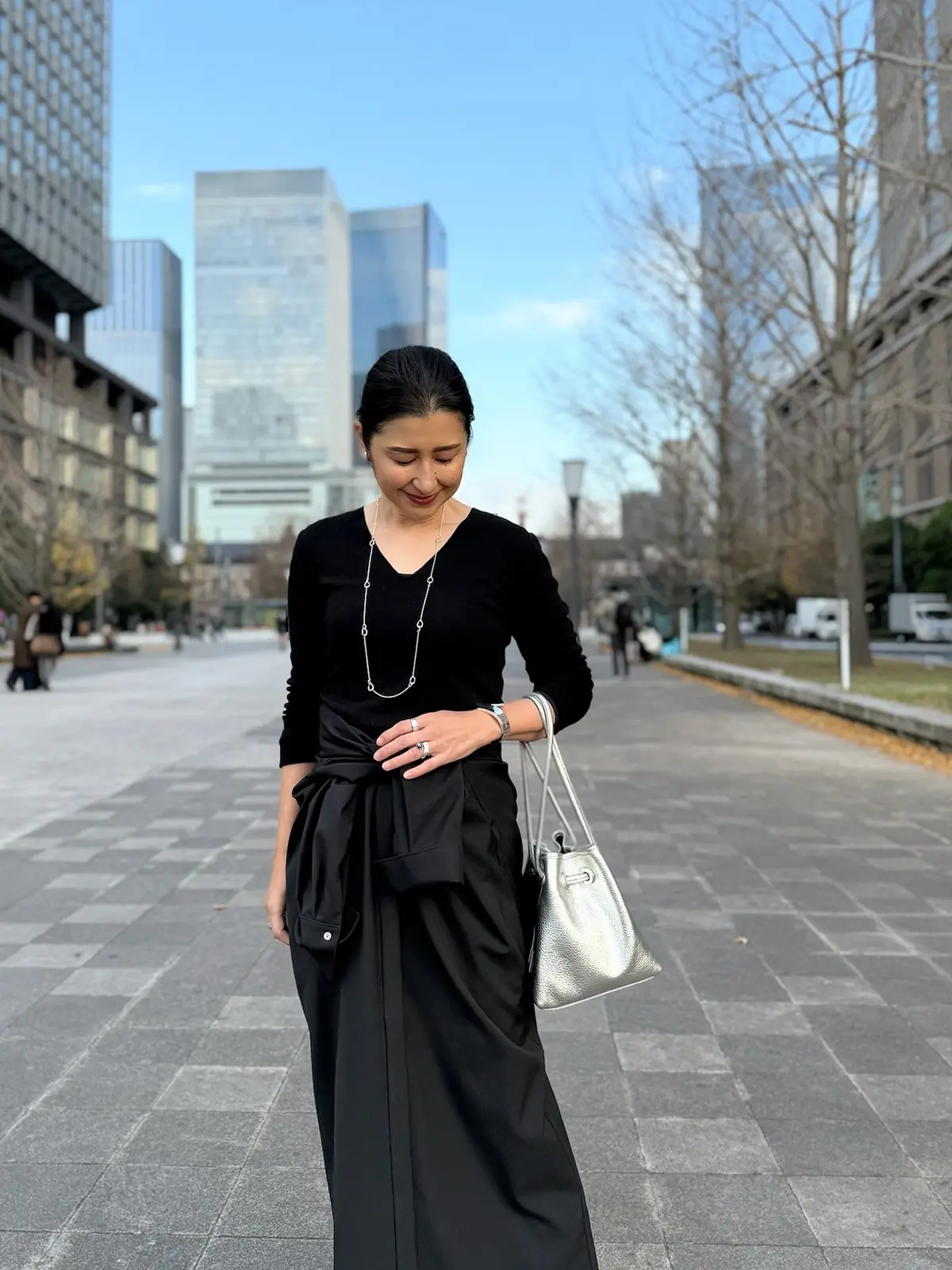 イーバイエクラ　黒ワンピース　着回し　50代ワンピースコーデ　アラフィフワンピースコーデ　シルバーバッグ　シルバーネックレス　