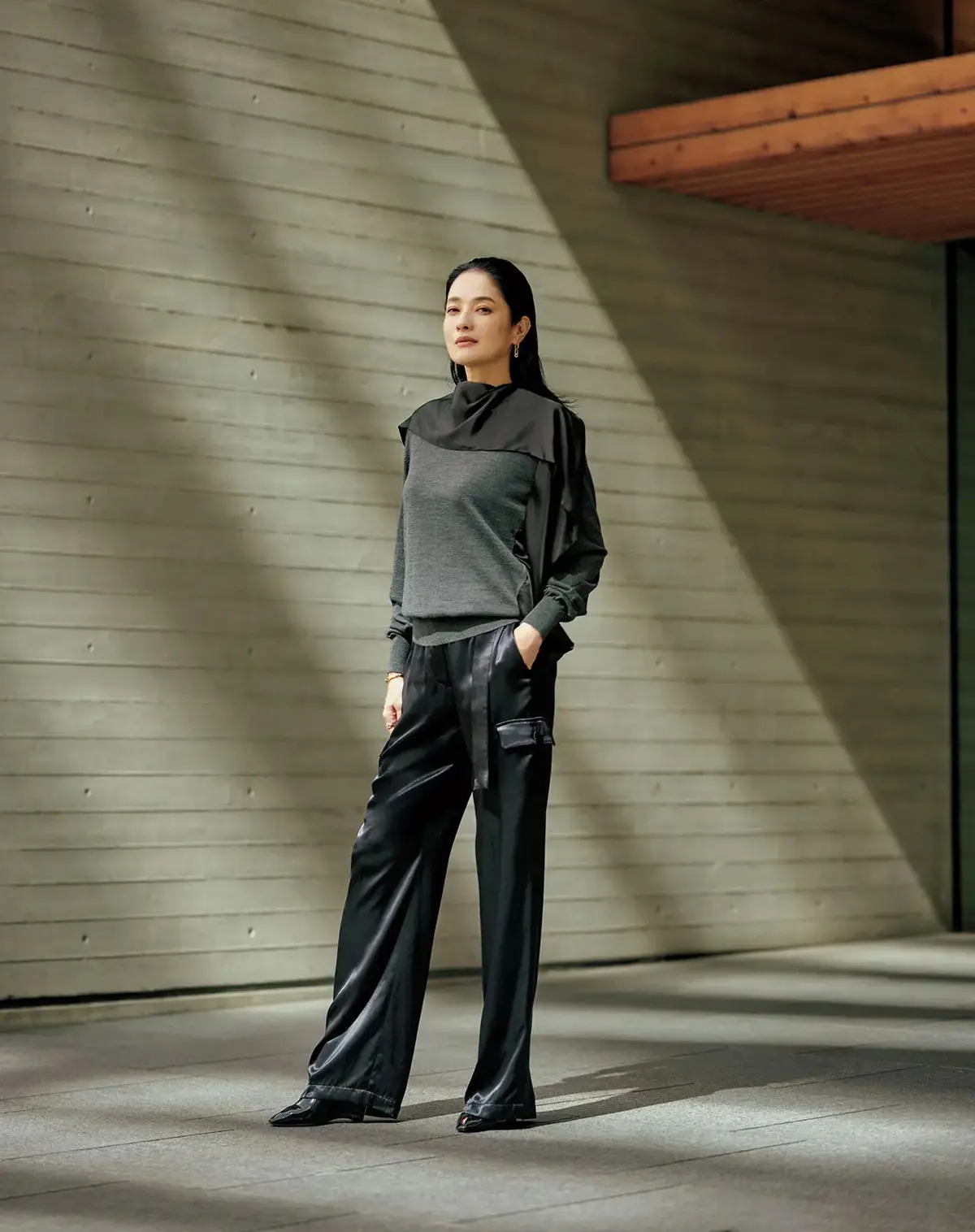 サテンの美しいツヤがカーゴパンツを一転優雅に