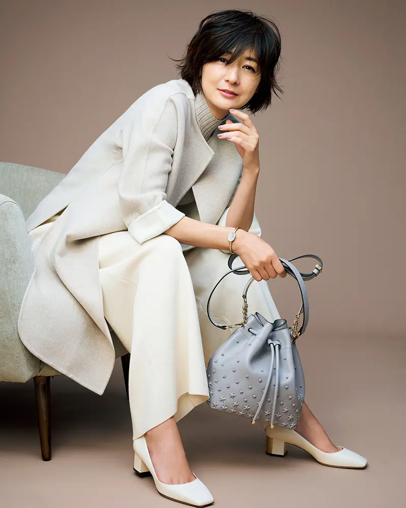 モデル・富岡佳子×ジミー チュウのボンボン バケット