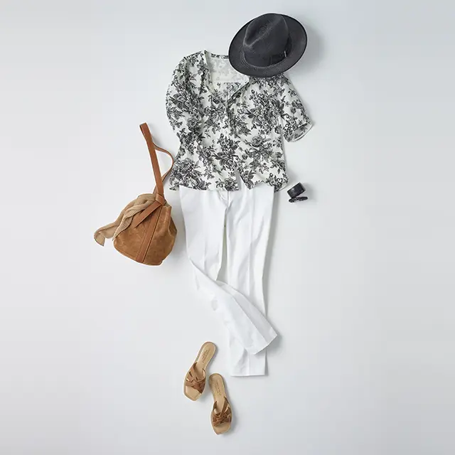 ＜ブラウスを着回し＞ アクティブなパンツスタイルは 気品漂うフラワープリントで大人っぽく