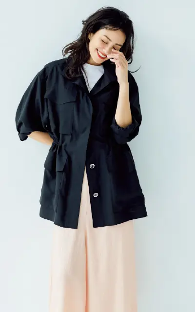 ウエストのギャザーで「くびれ」を強調