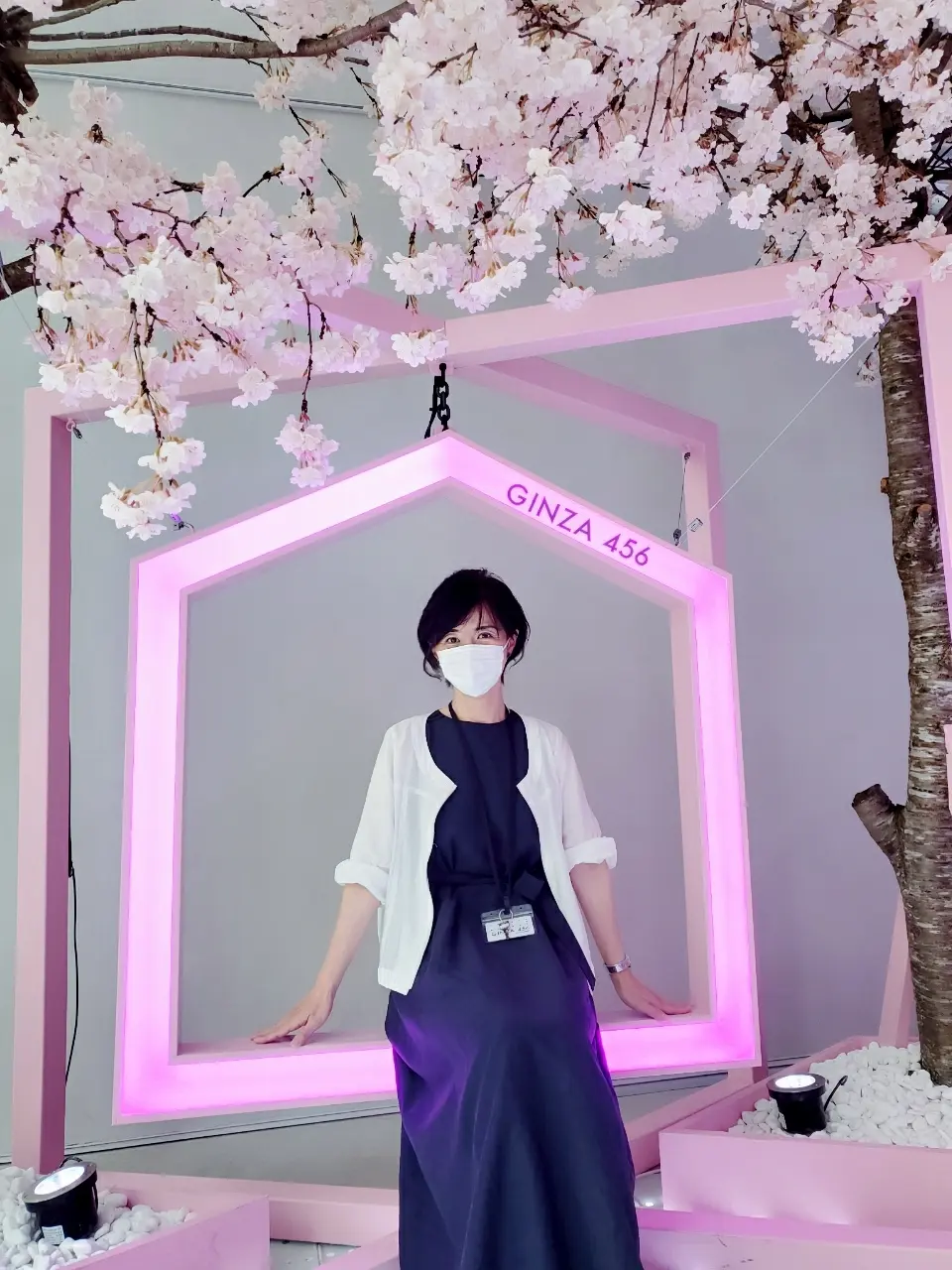 絵馬の形をした椅子に座って記念撮影