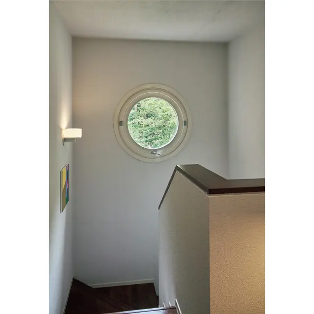 階段の踊り場に設けられた丸窓