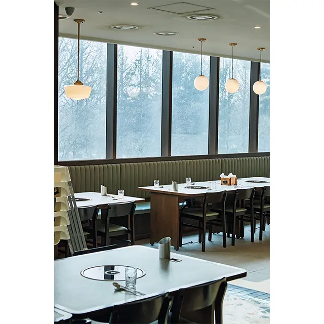 窓外にはソウルの森が広がる