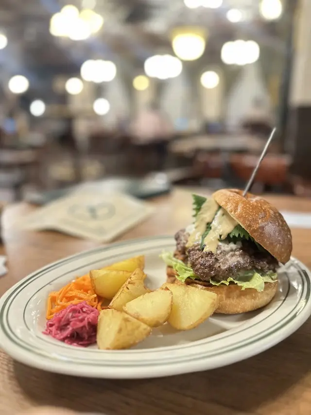 モノトーンドッツ×ホワイトパンツで、人気の画像_5