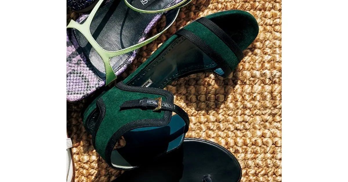 靴（1）￥125,400／ブルーベル・ジャパン（マノロ ブラニク）