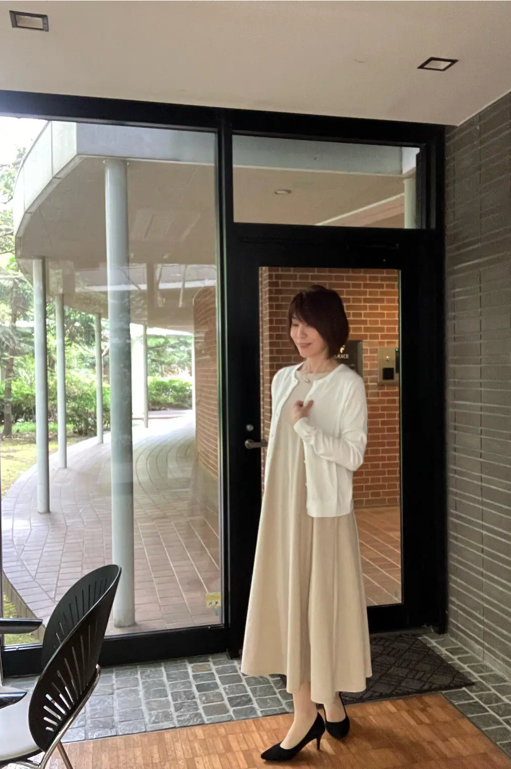 ウルトラストレッチエアリズムワンピース　UVカットクルーネックカーディガン　ユニクロ　ワンピース　ユニクロ　カーディガン    jマダムのコーデ　白スニーカー