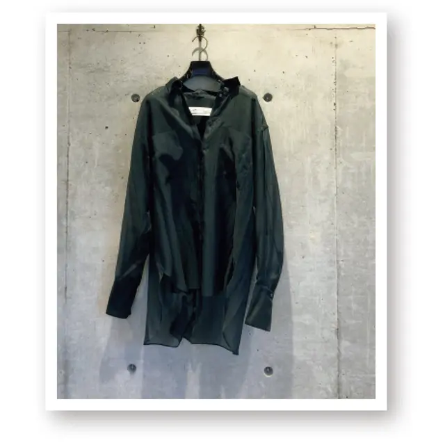  櫛部美佐子さん（カオス ディレクター）のシャツ