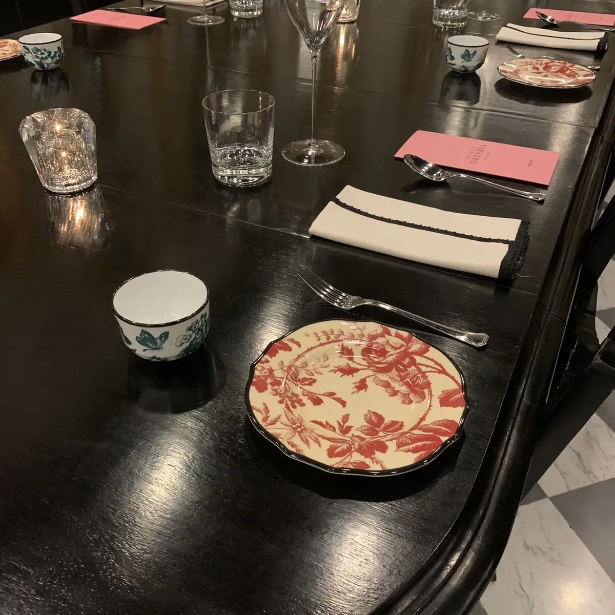 グッチ オステリア ダ マッシモ ボットゥーラ トウキョウのテーブルセッティング