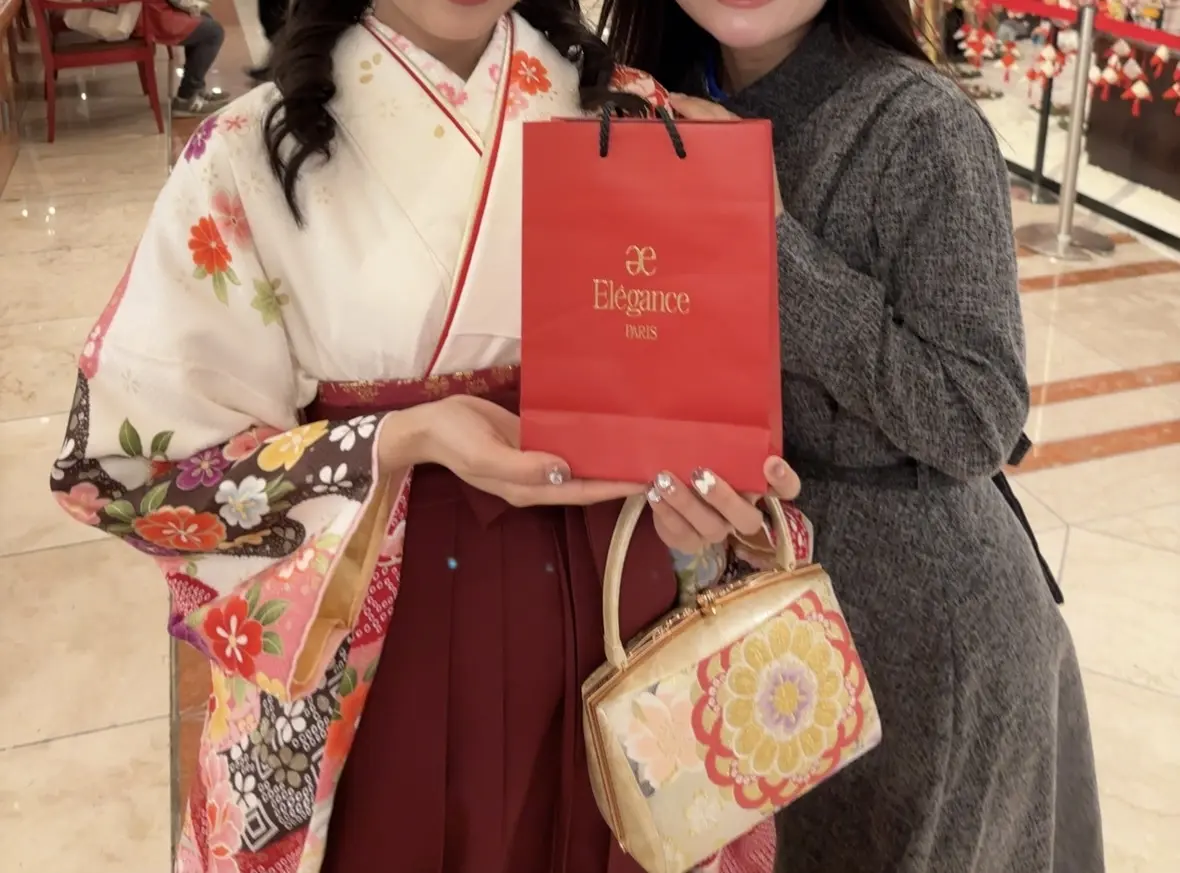 グレー、ワンピース、グレーワンピース、グレーワンピ、春、春服、卒業式コーデ、セレモニー、セレモニーコーデ、大人コーデ、袴、袴コーデ、赤袴、エンジ袴、和服、白着物、花柄、和装、和物、和物バッグ、和装バッグ、卒業式袴、卒業式、Ekegance、エレガンス、ラ プードル オートニュアンス リクスィーズ、フェイスパウダー、プレゼント、コスメ、化粧品、鈴乃屋、着物